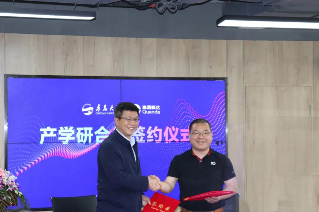 于紅波副校長與朱總簽約 于紅波副校長與朱總簽約