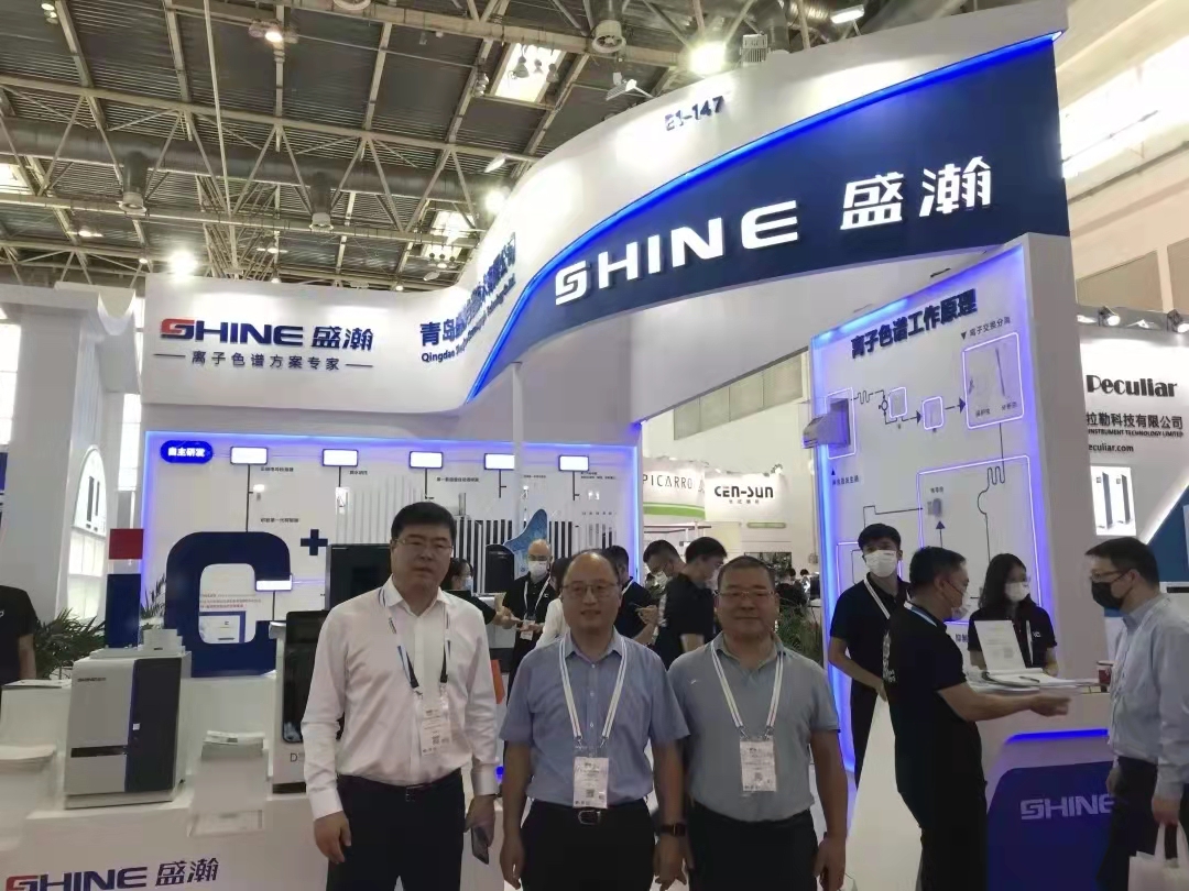 青島市科學技術局一級調研員劉建新(中)蒞臨展位參觀指導 青島市科學技術局一級調研員劉建新(中)蒞臨展位參觀指導