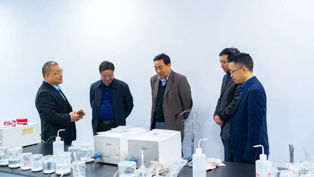 國家郵政局黨組成員、副局長戴應軍一行參觀視察盛瀚色譜