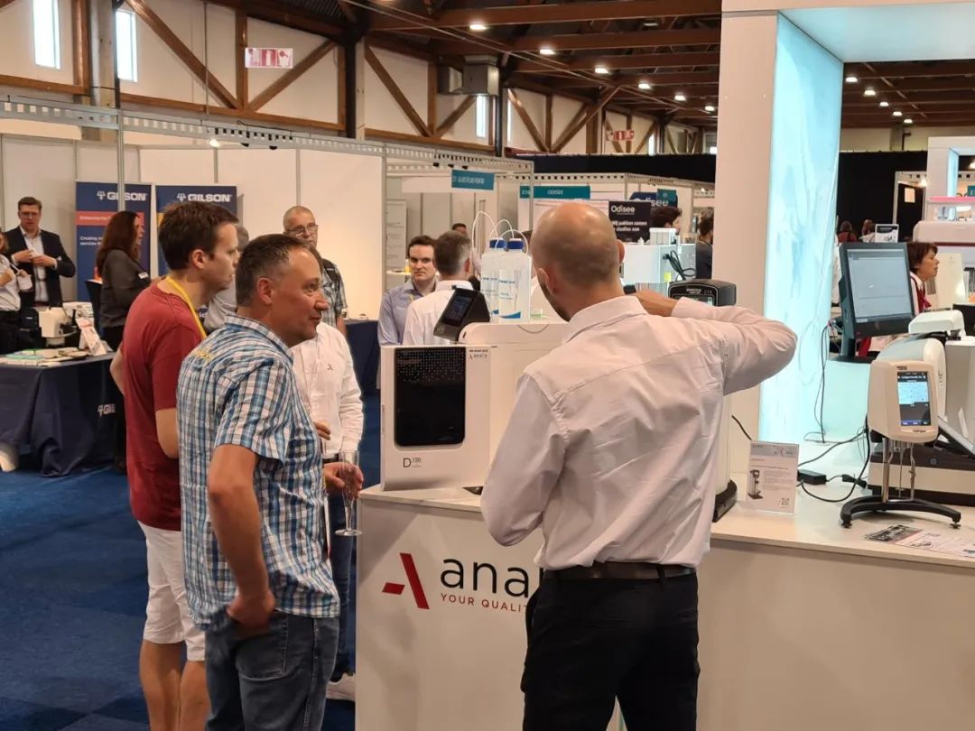 當地廠商為觀者講解盛瀚產品 當地廠商為觀者講解盛瀚產品